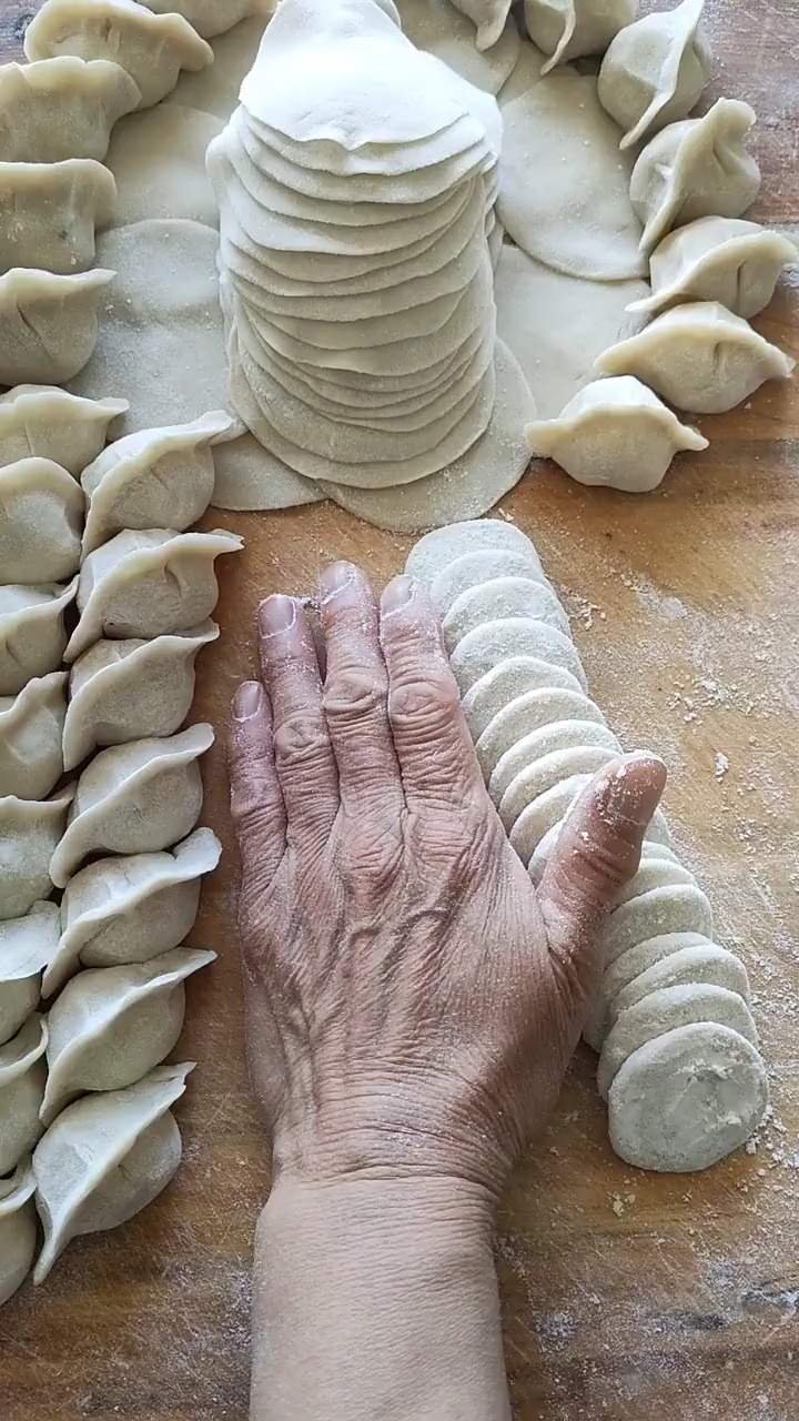 传统手工饺子皮手法#特色美食 