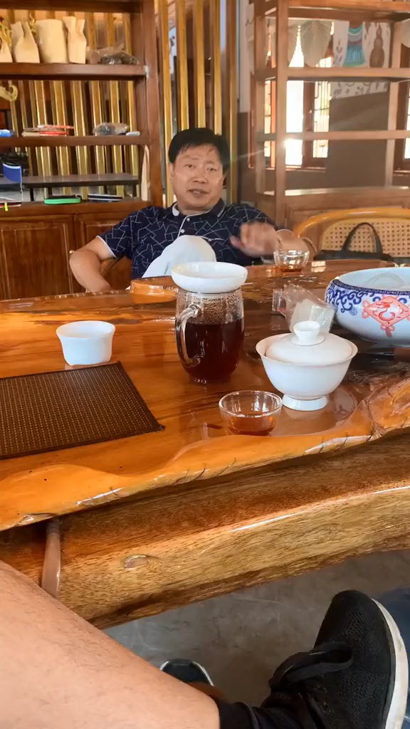 对面大哥身价过亿,去年我们合伙投资了个小项目,相处的还不错,和浙江