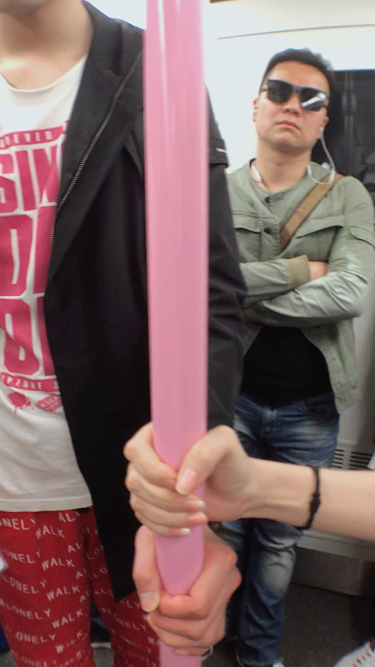 在武汉的地铁上 呃呃呃 为这位小哥哥感到尴尬 手好疼😅
