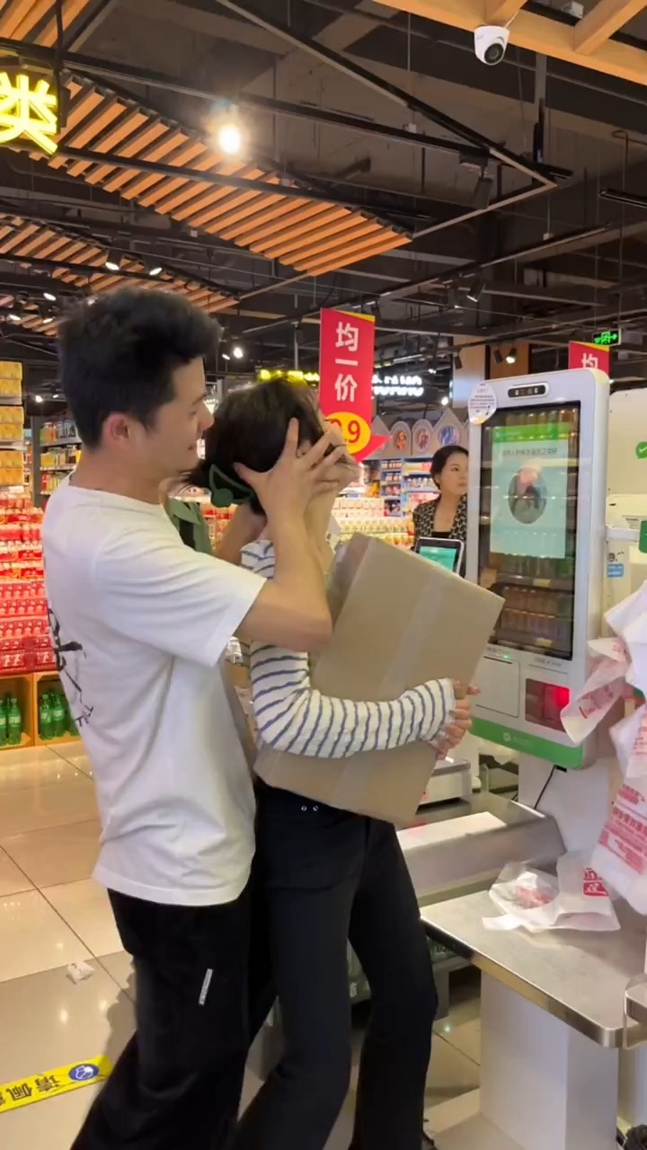 跟男朋友逛超市，说刷到谁的脸谁就买单，他竟然这样做？！