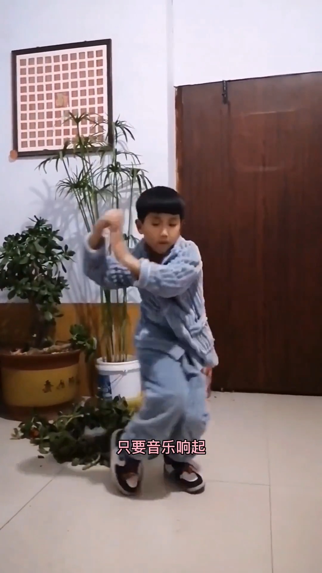 7岁小男孩跳霹雳舞走红网络，模仿迈克尔杰克逊震撼网友#跳舞 #舞蹈