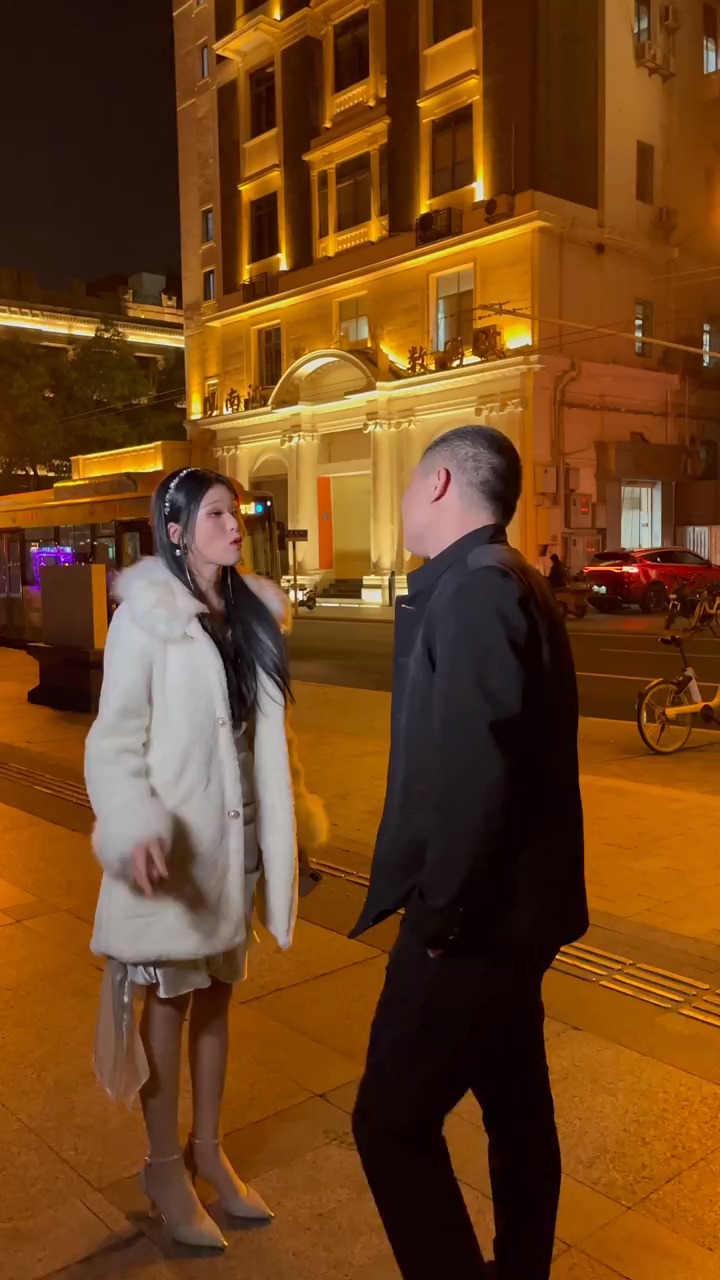 大街上的争吵与短剧的和谐，免费观看的精彩世界，大街与短剧的交响，免费观看的精彩世界