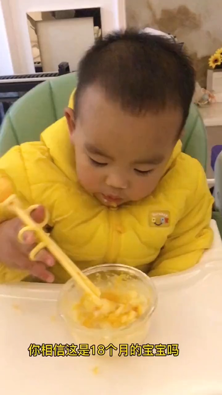 18个月的宝宝，身高84.体重26.不到9个月会用勺吃，1岁半能用筷子，关键是一次就会用了！   
