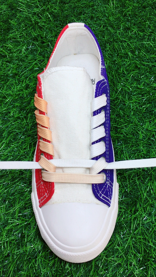 来个不一样的双色鞋带系法,好看吗?爱你们么么哒