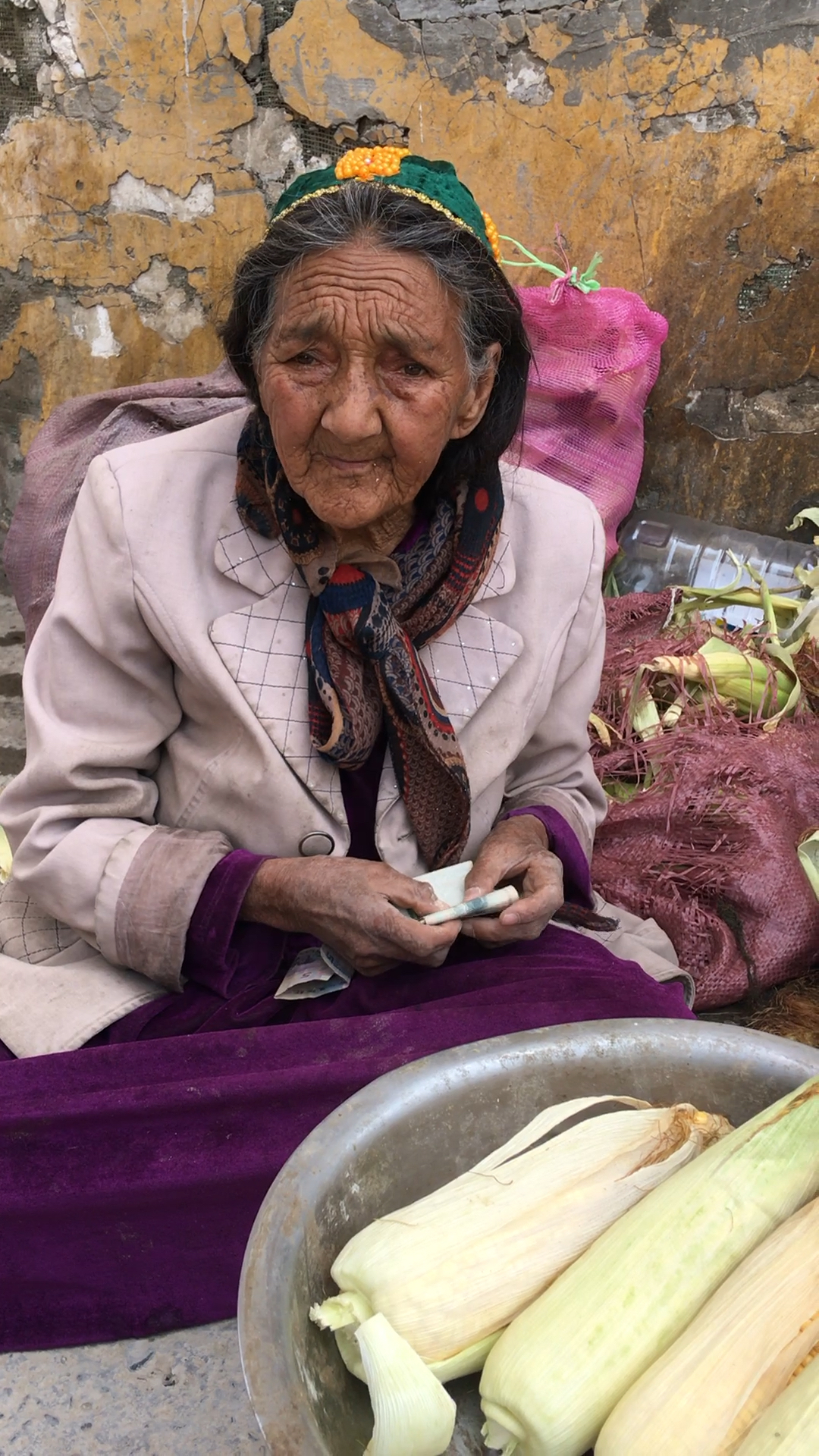 新疆维吾尔族老奶奶,在这里卖甜99