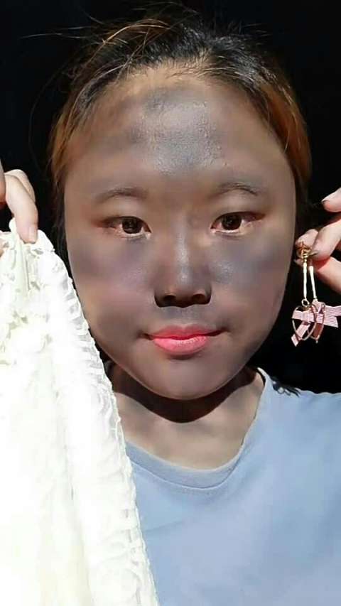 非洲妹子看上中国小伙,嫌弃又黑又丑,化完立马倒追