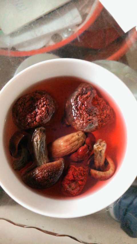 纯天然的红菇煲汤