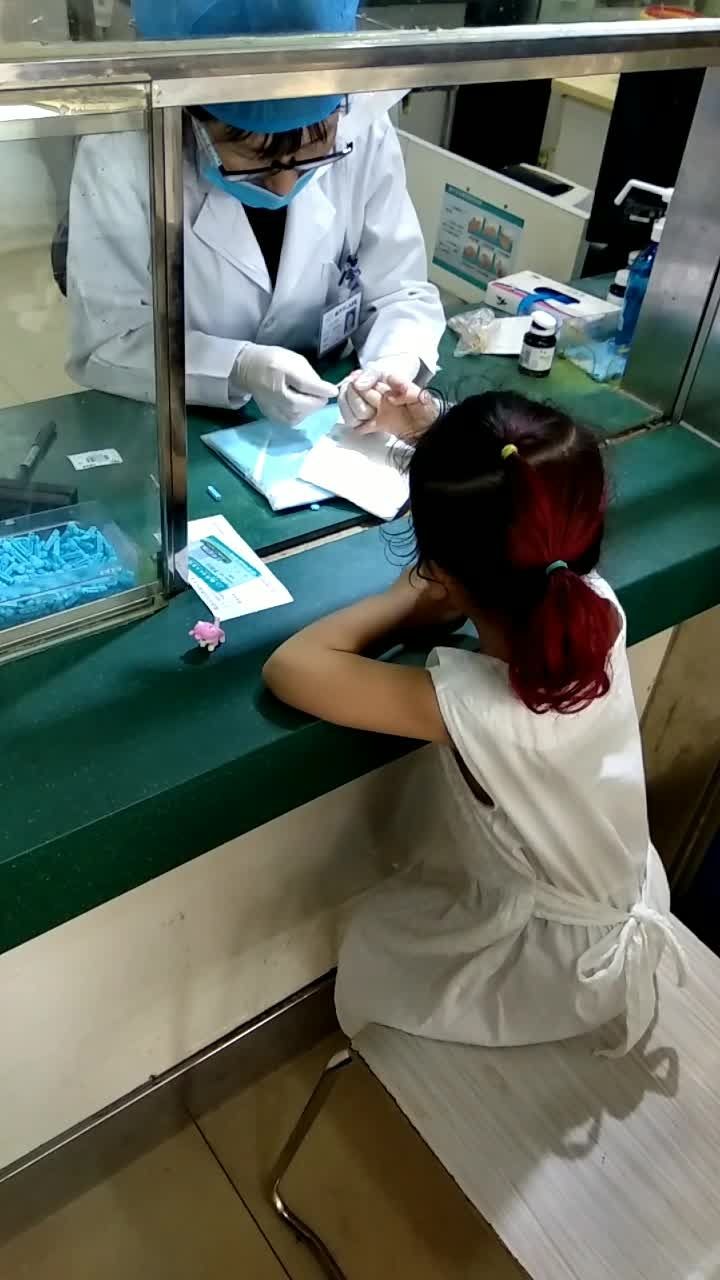 查血打针没哭,好勇敢的女汉子