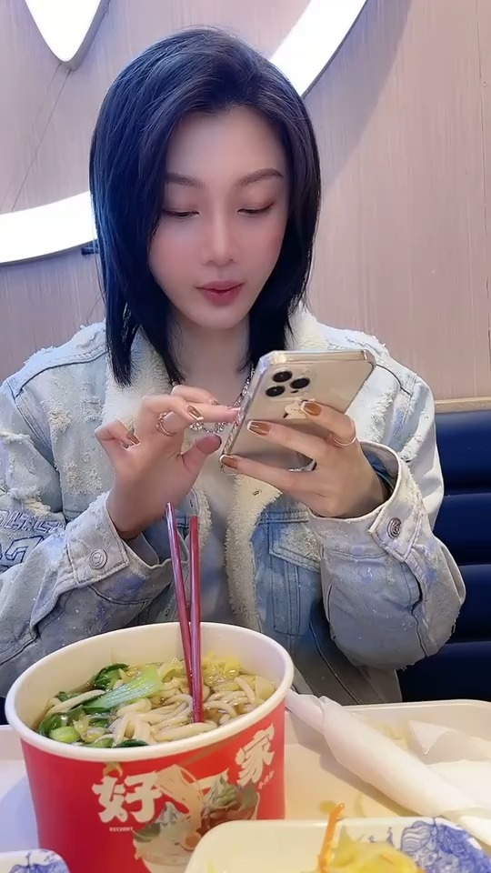 女生吃饭前都要先拍个照片
