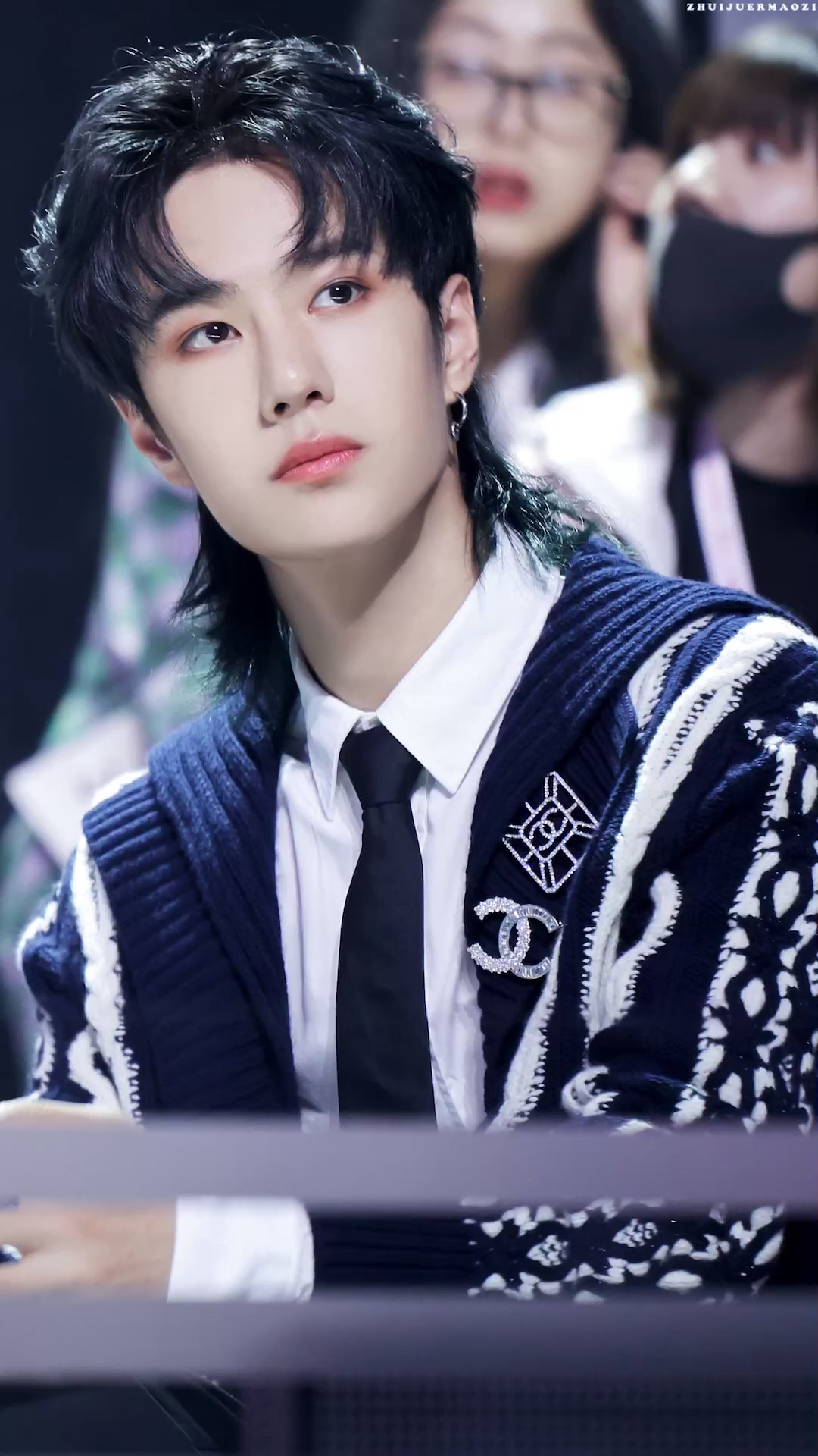 王一博的发型和眼妆真的太精致了 00 快把你老公领走97@经纪人小