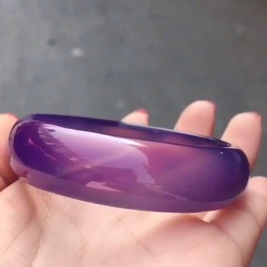 冰种帝王紫手镯,颜色靓丽,成色晶莹剔透,荧光度极好,口径58 上手效果