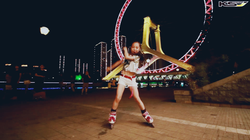 小妹穿着轮滑鞋表演的舞蹈,勇敢的尝试,漂亮的小哥哥小姐姐喜欢支持一