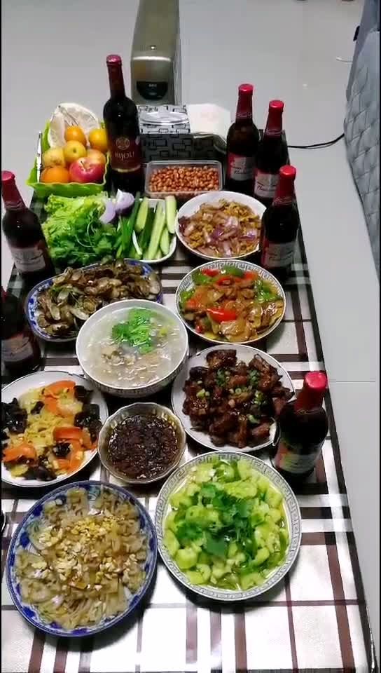 有酒有菜有故事!老铁们快点吧!