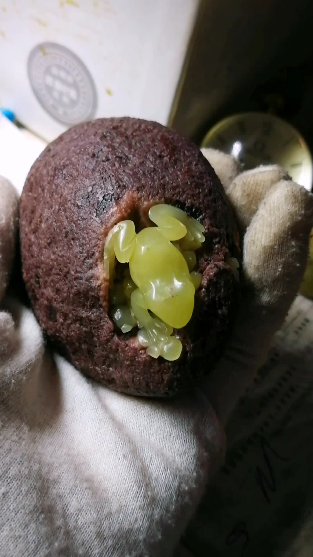 7厘米,取材青田龙蛋石:俗称"岩卵",外包"龙皮肉"中染"女娲血"内育"龙