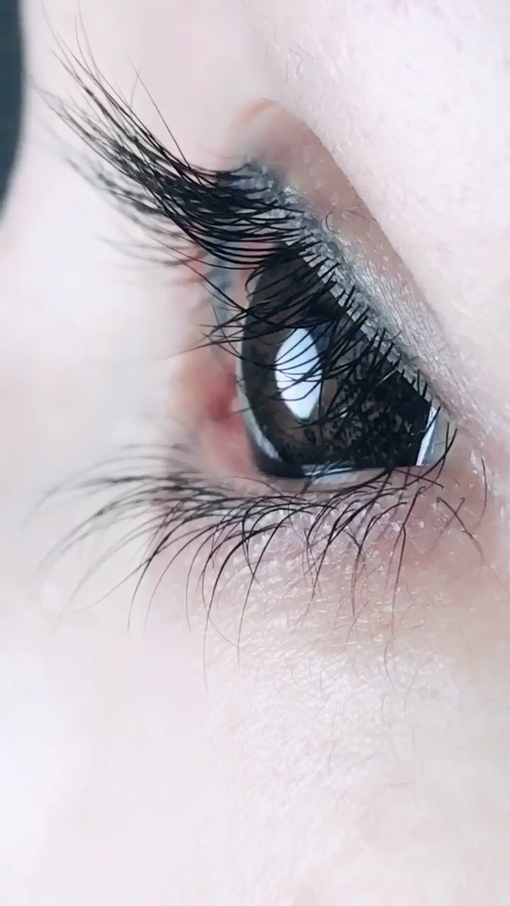 侧面的睫毛效果