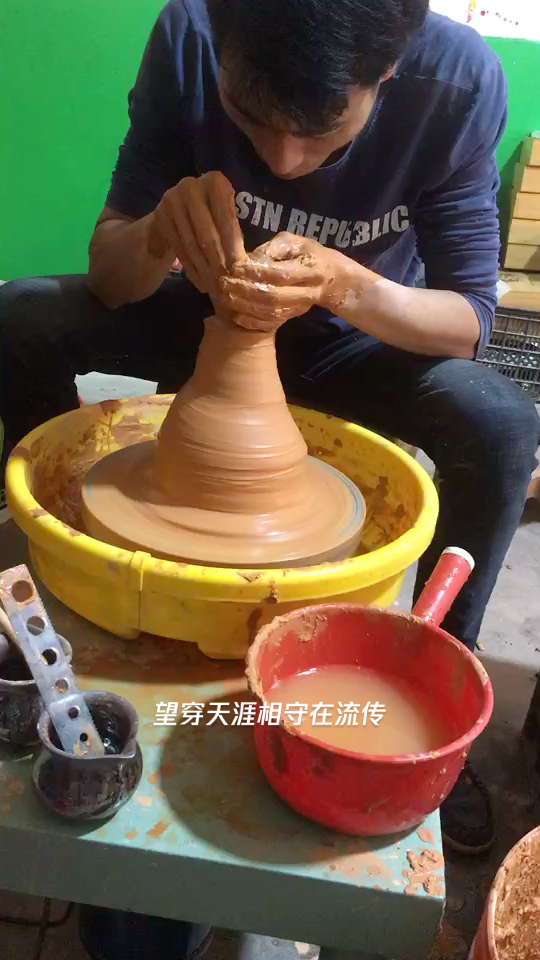 建盏手工拉胚中