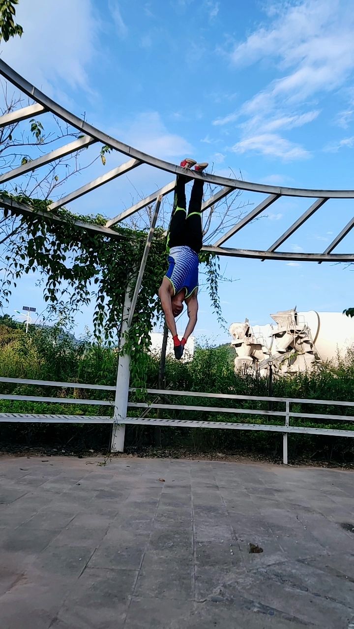 牛人日常健身训练(倒挂金钩式引体向上)909494