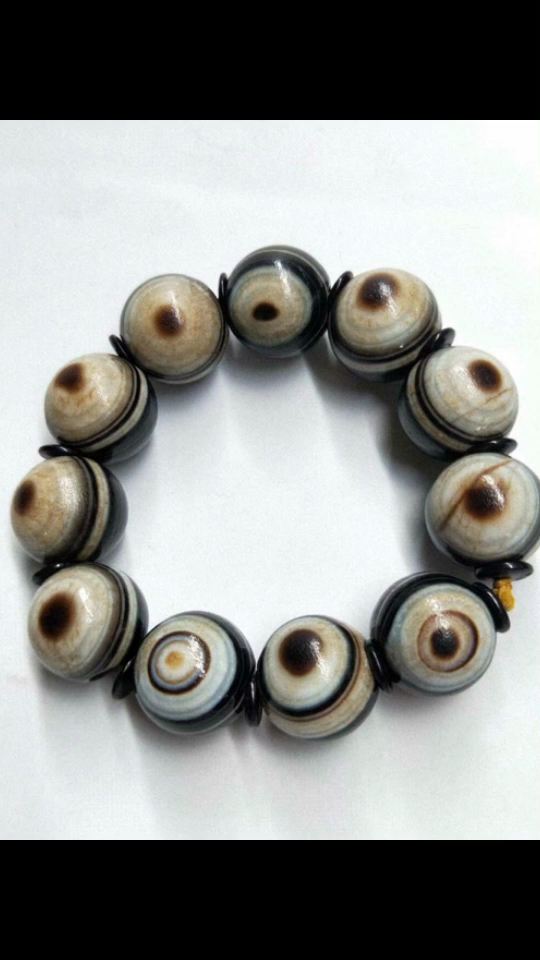 精品玛瑙天眼珠手串,玉质细腻油润,包浆醇厚,天然花纹品相完好,细节