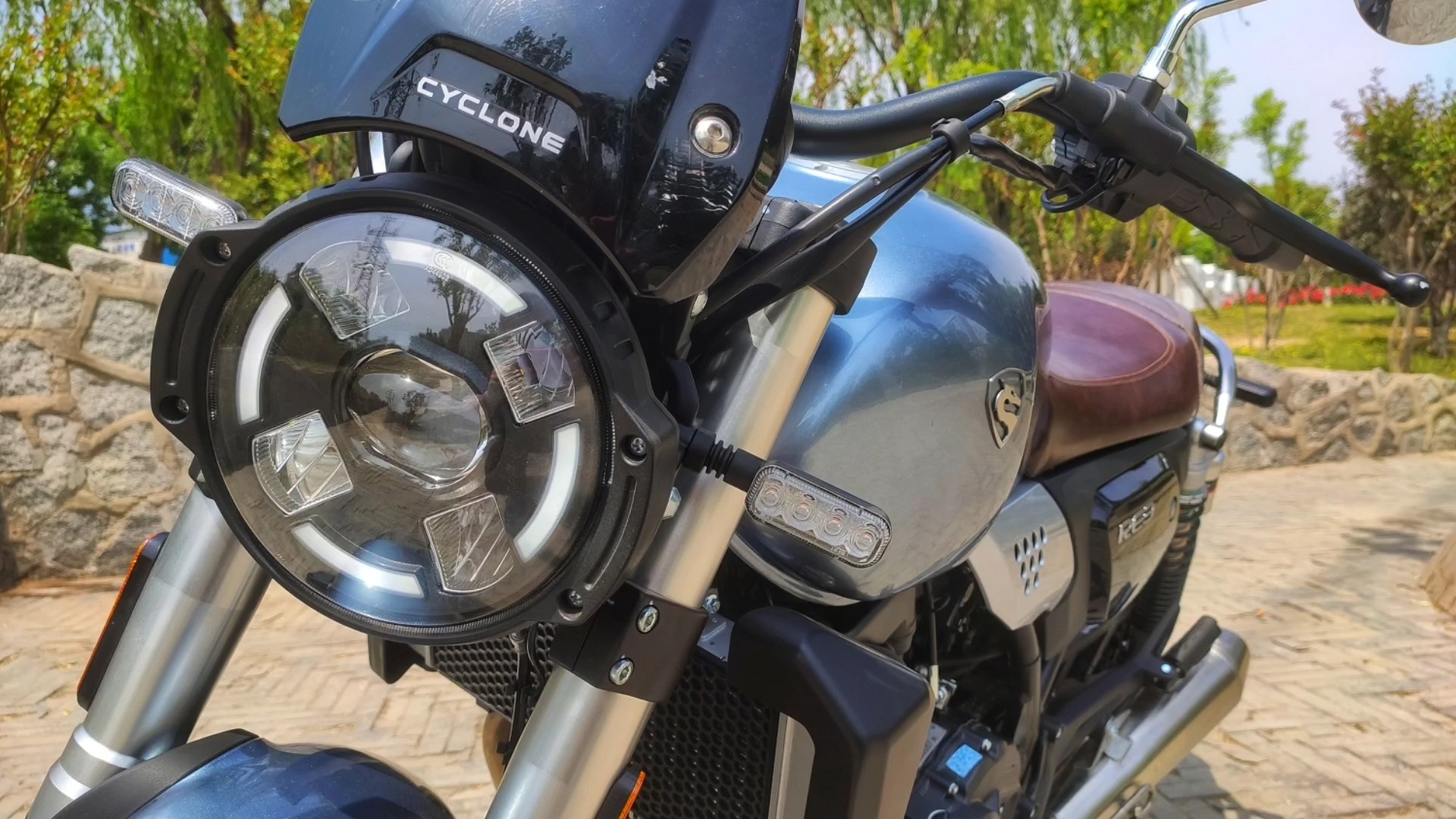 cafe风格打底,致敬sr400-21款赛科龙re3静态感受 #摩托车