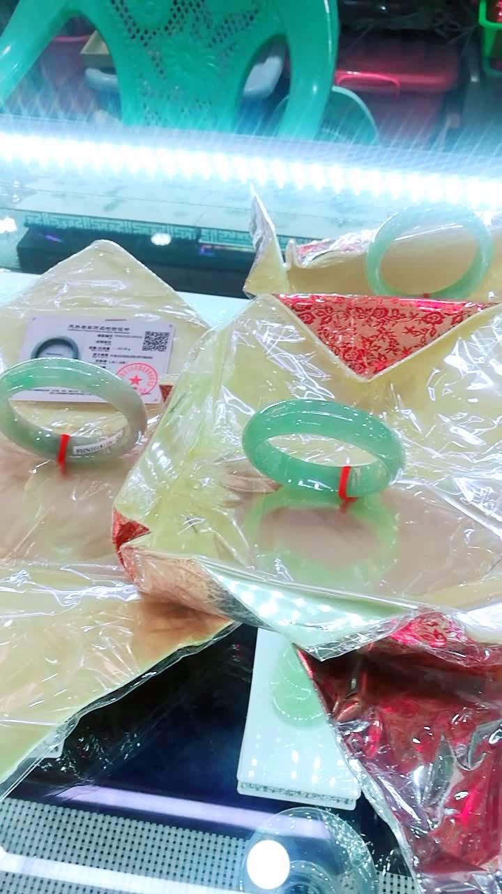 缅甸翡翠市场砍价哈哈喜欢的段友双击 关注评论666