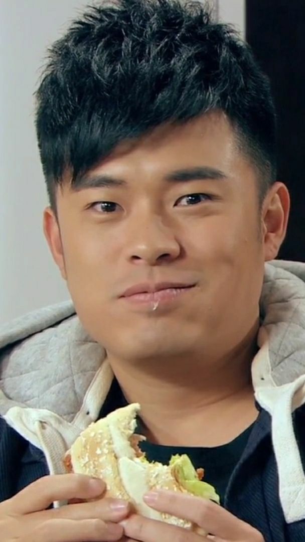 曾小贤吃汉堡吃出什么了?表情突然变得狰狞