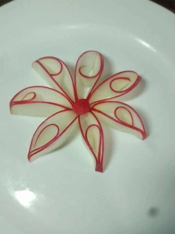 简单盘饰,纯萝卜拼花,千篇一律,非常的简单,不含任何技术含量.