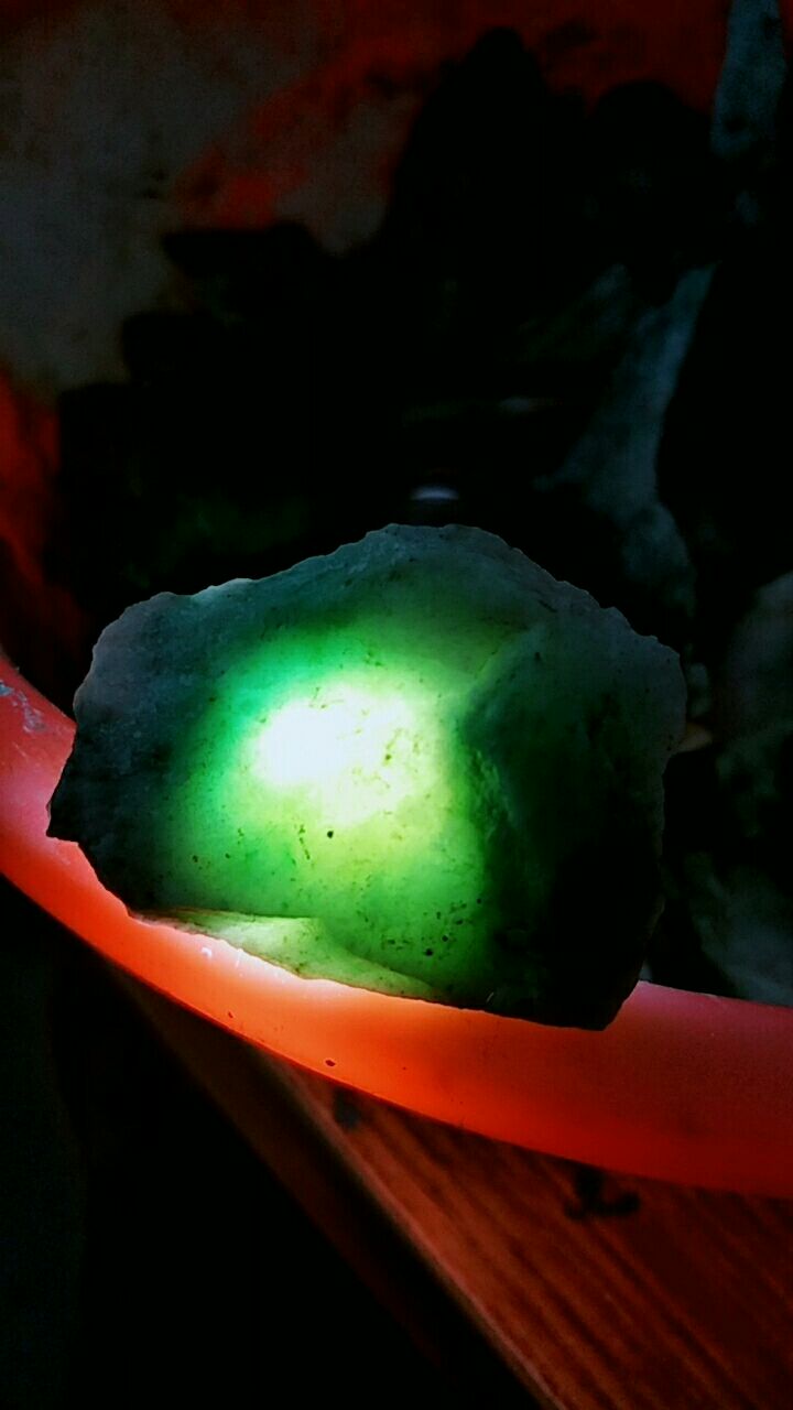 玉石毛石,打灯晶莹剔透!