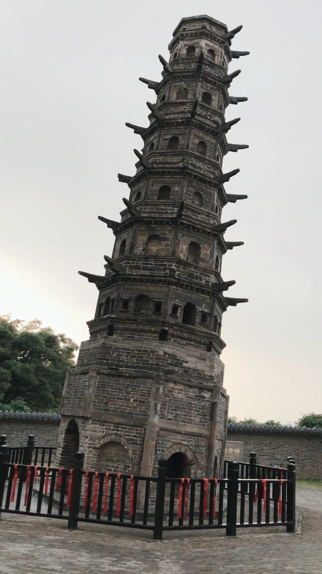 南京方山定林寺塔又叫方山斜塔,塔身的倾斜度度超过闻名于世的意大利