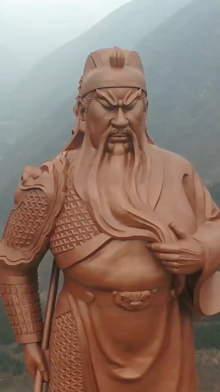 这是我见过最大的关公像,无意间拍到这一幕,真是开眼了!