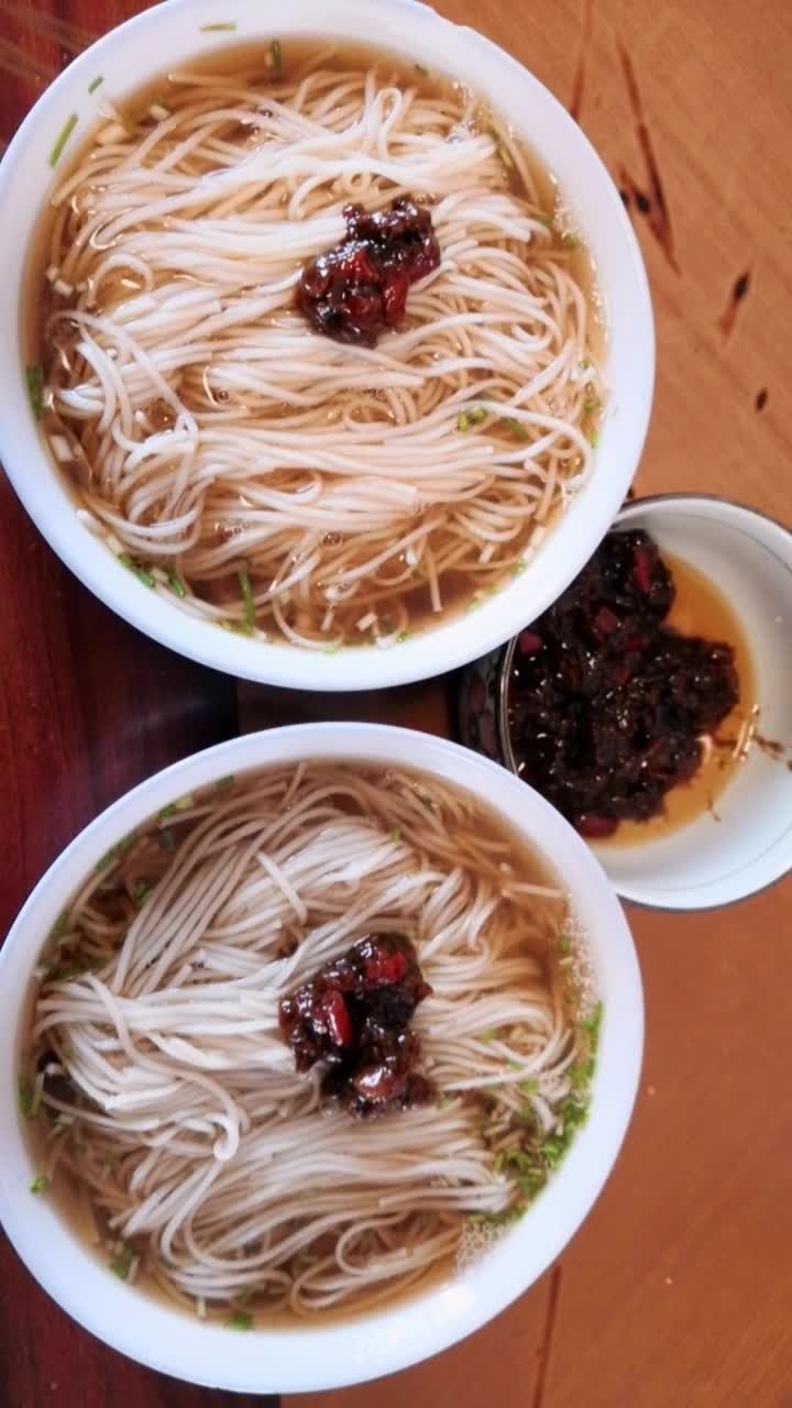 中午来不及做饭给宝贝吃了,两碗面就着自家的酱也挺好96
