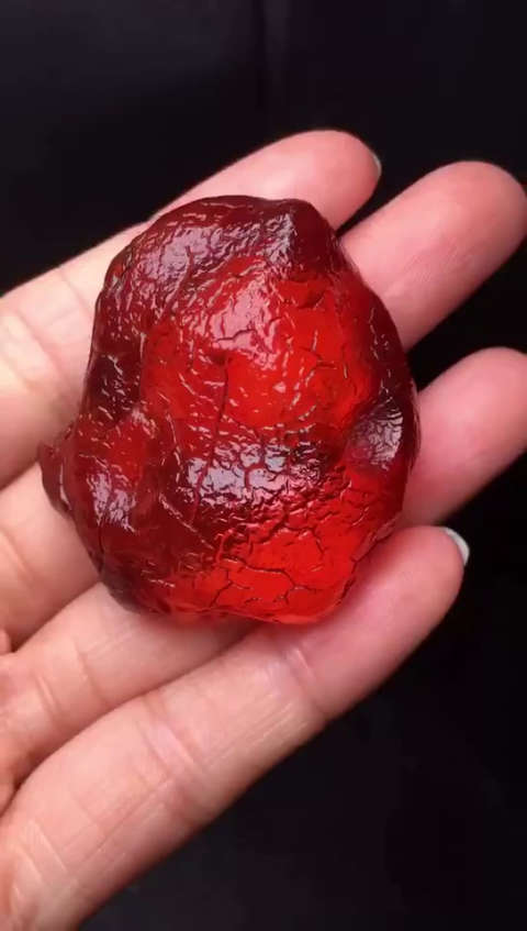 血珀色原石,红艳艳,配戴亮眼十足!