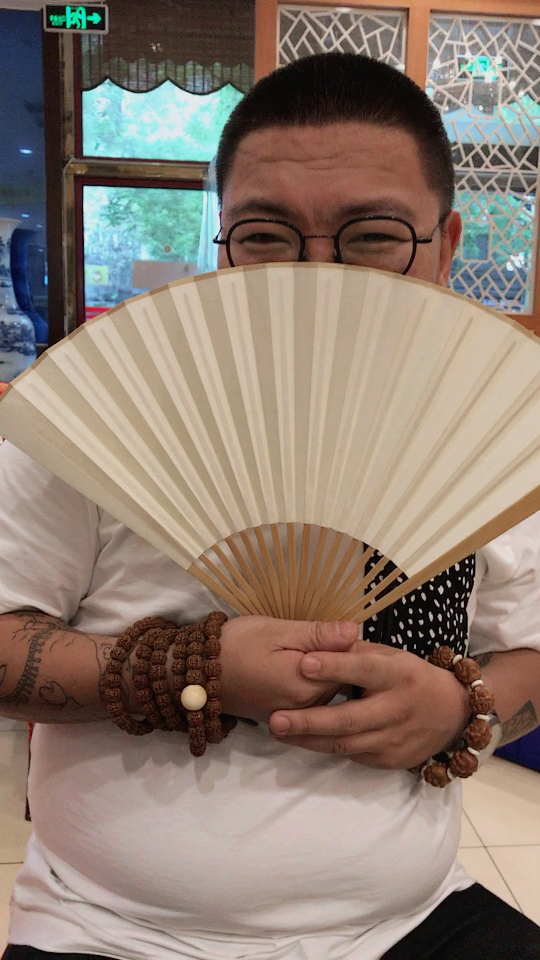 这三个少爷就喜欢玩扇子,三把扇子一万多,有识货的猜猜哪个更贵