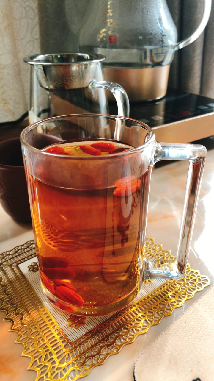 人到中年不得已,玻璃杯里泡枸杞