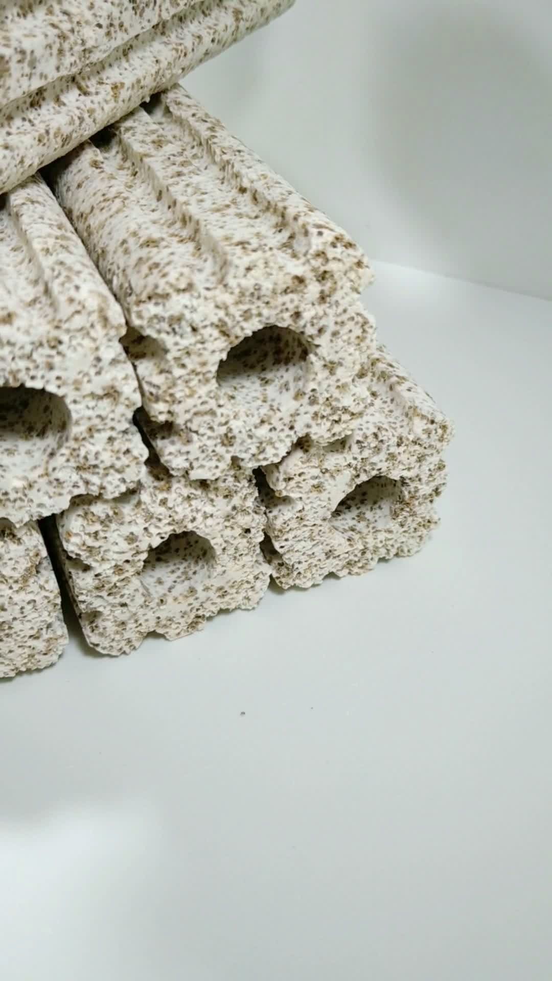 现在流行的纳米凹槽纳米柱 透水性据说不错@{uid:1502349662339070