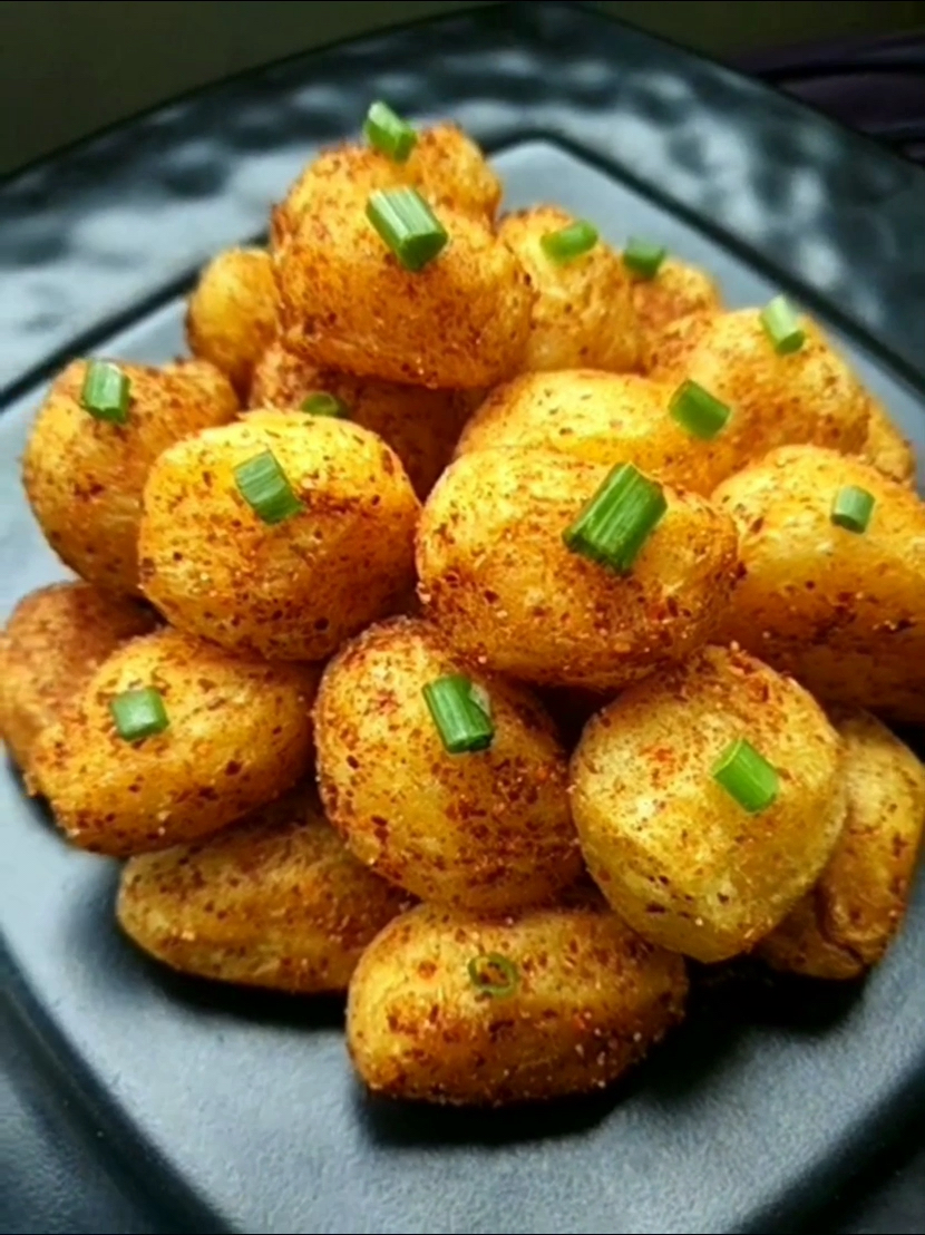 麻辣烧烤小土豆,好吃!做起来也超级简单,在家可以试一试哦!