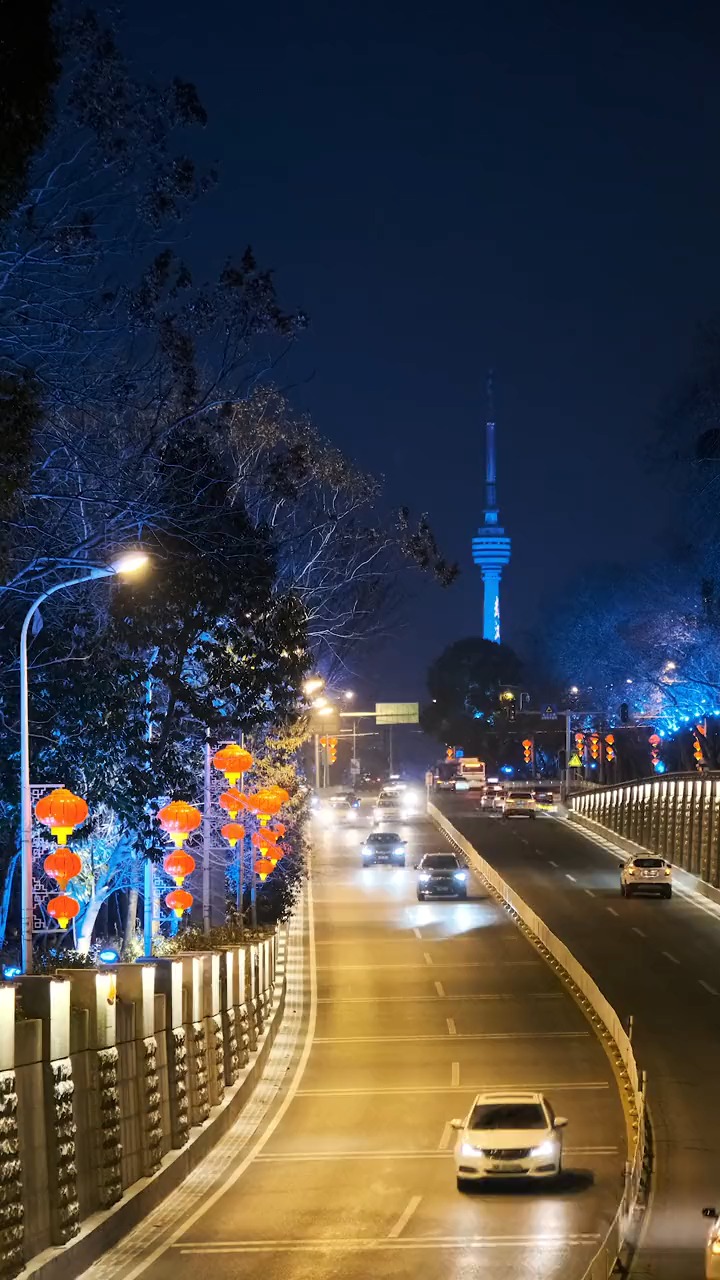 夜晚,霓虹灯亮起整个城市,在这座城市所受的伤,所迷茫的都将会是最美