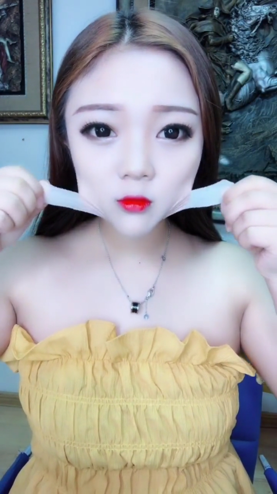 网红小姐姐撕下面具