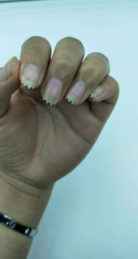 新剪的锯齿美甲050505