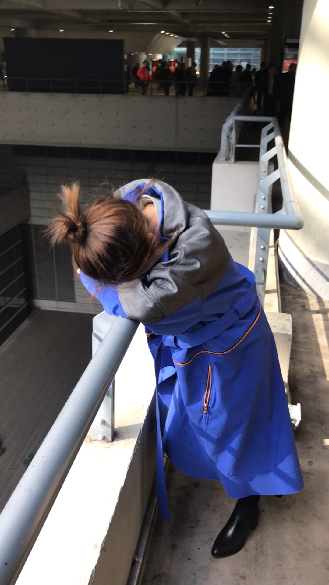 谭松韵小可爱娇羞的趴在栏杆上