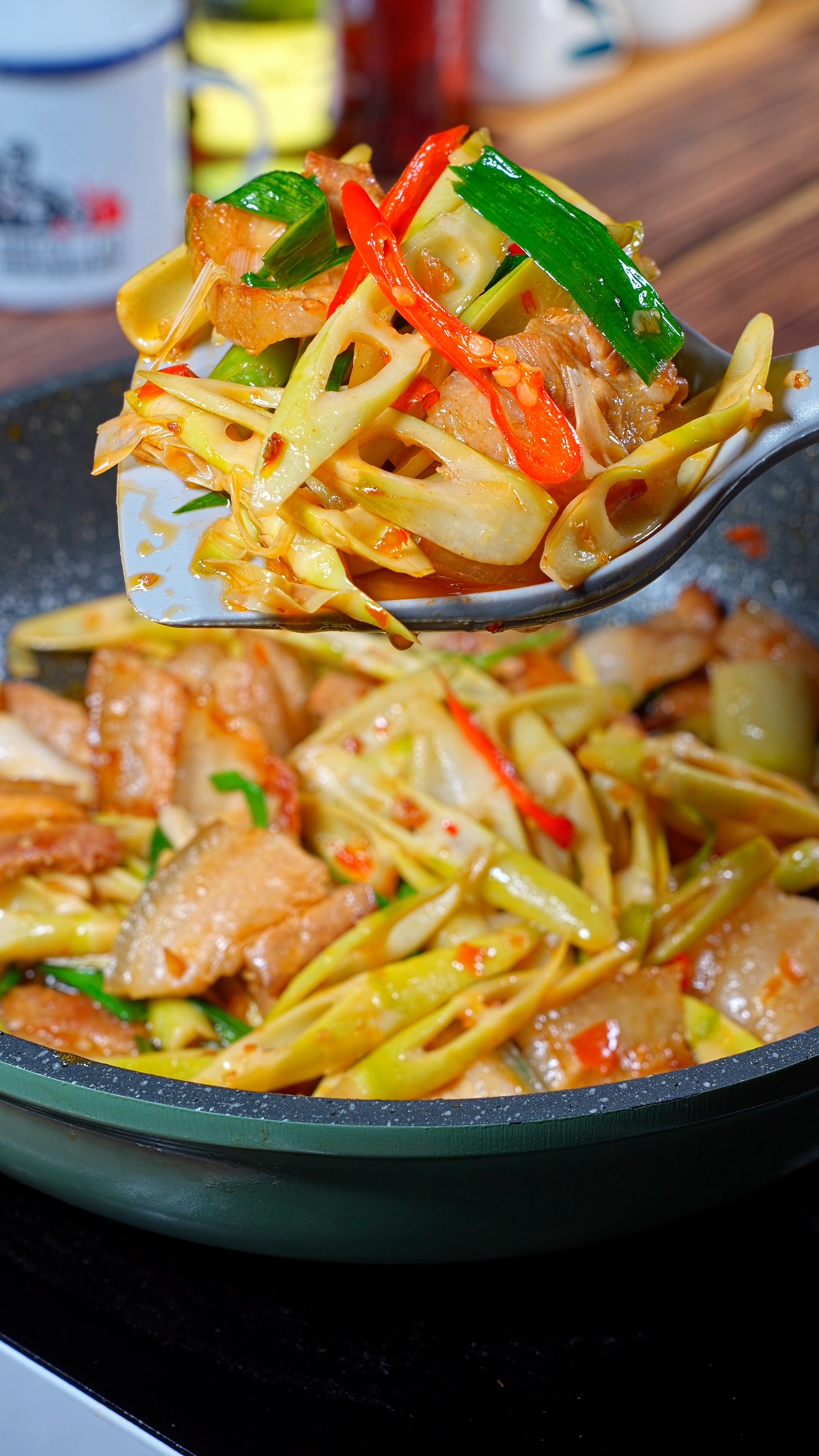 家乡新鲜的水竹笋,家常风味炒肉#竹笋炒五花肉 #夏日美食秀 #言夏之意