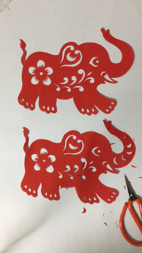 两只小象祝大家吉祥如意