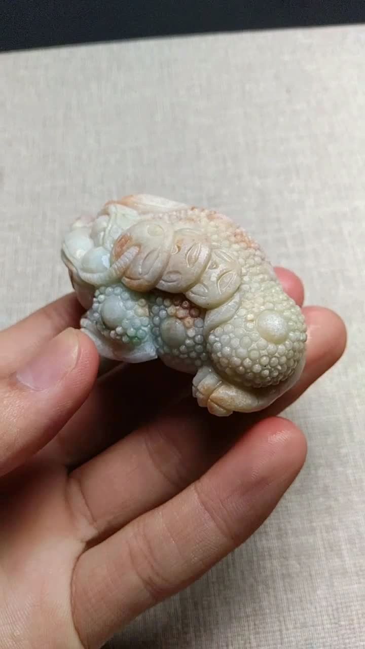 刚刚雕刻好的翡翠金蟾手把件