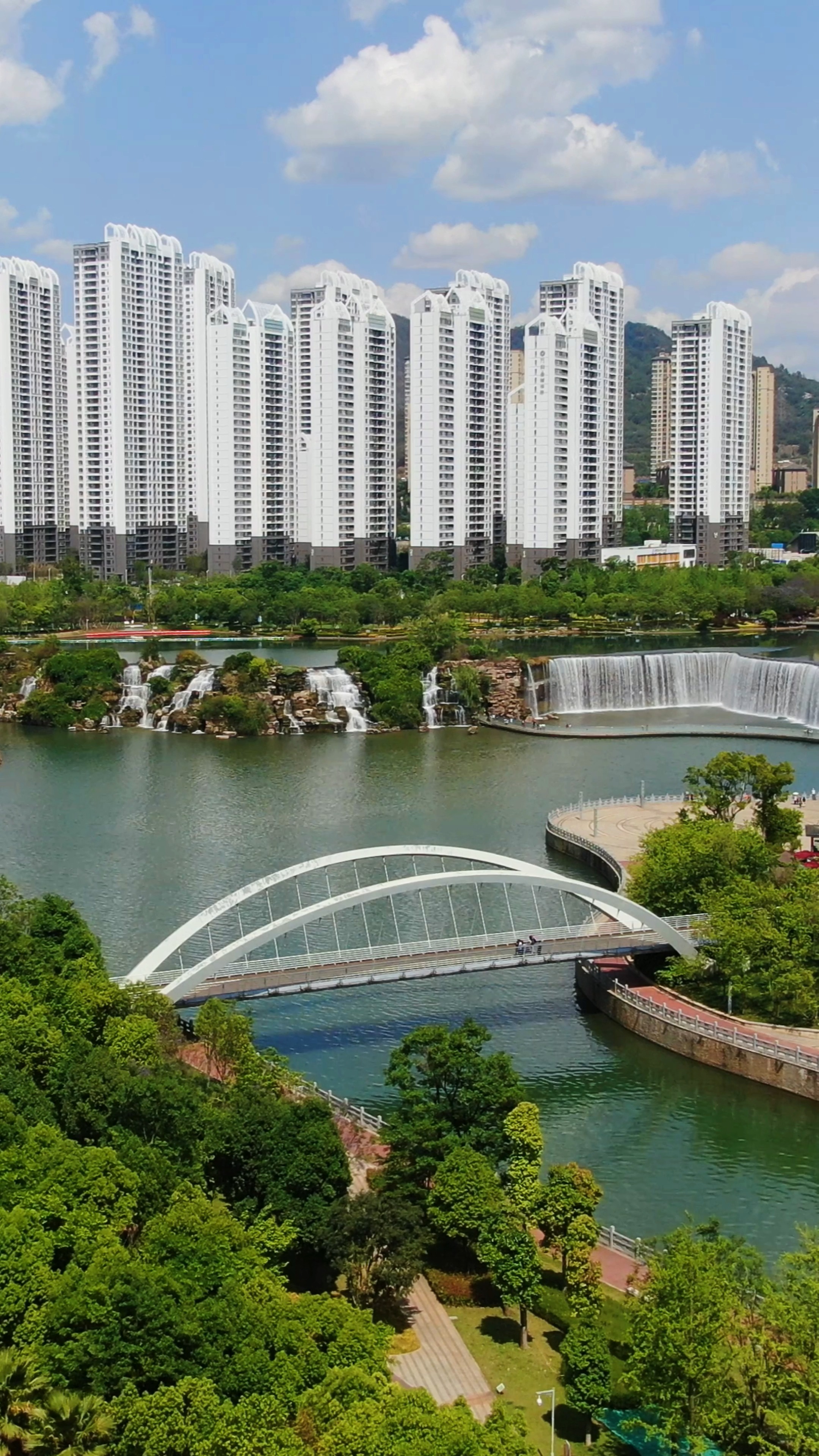 航拍视角看昆明瀑布公园