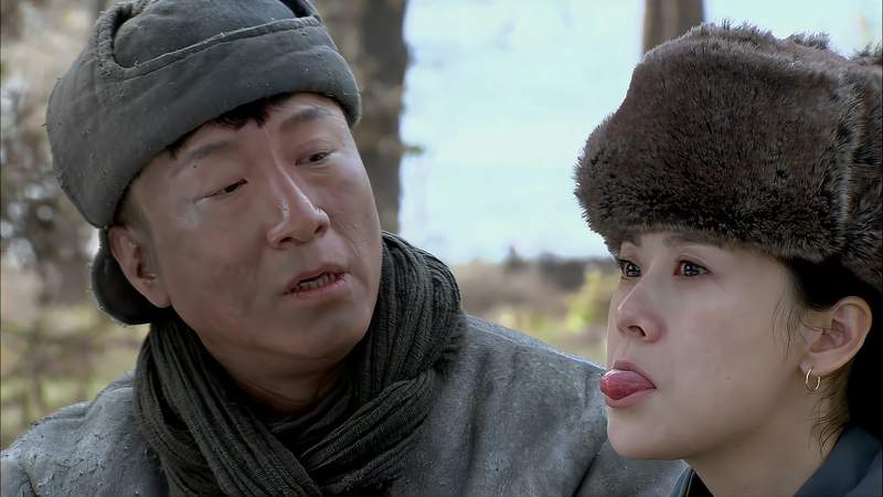 二炮手:张三教李四测风偏,两人一起探出舌头感知风向,场面太逗战争片