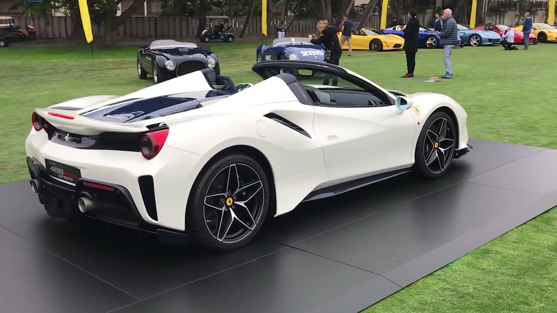 2018圆石滩车展:硬顶敞篷设计 法拉利488 pista spider发布(1)