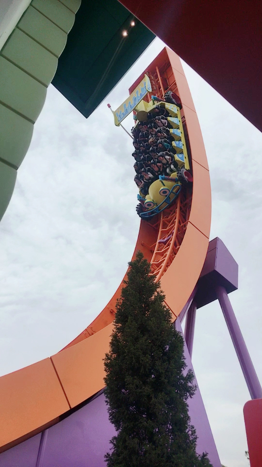 迪士尼里的玩具总动员抱抱龙冲天赛车