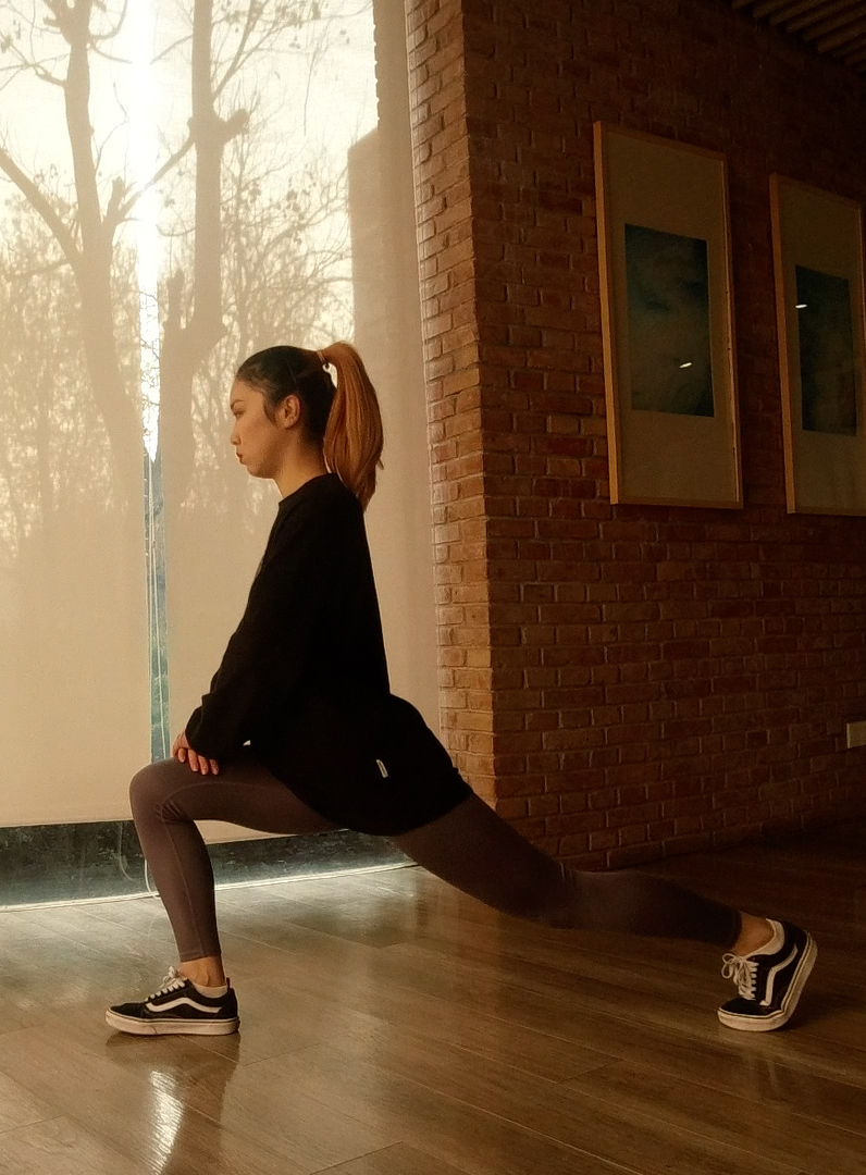 健身运动 原地弓步拉伸50下,打开经络堵塞,排出垃圾,经络通畅全身瘦