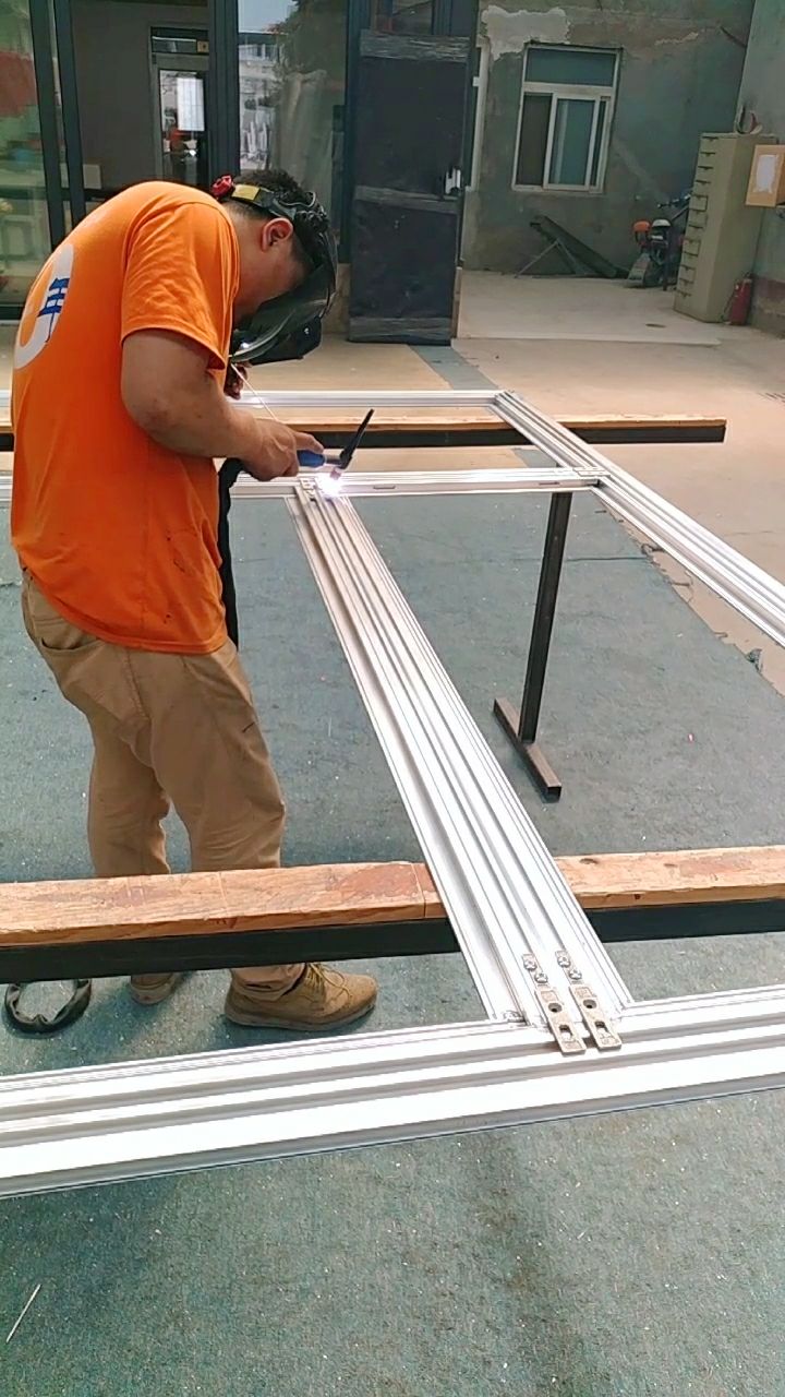 无缝焊接铝包木门窗系统,为您提供优质的门窗制造和安装服务,400-8866