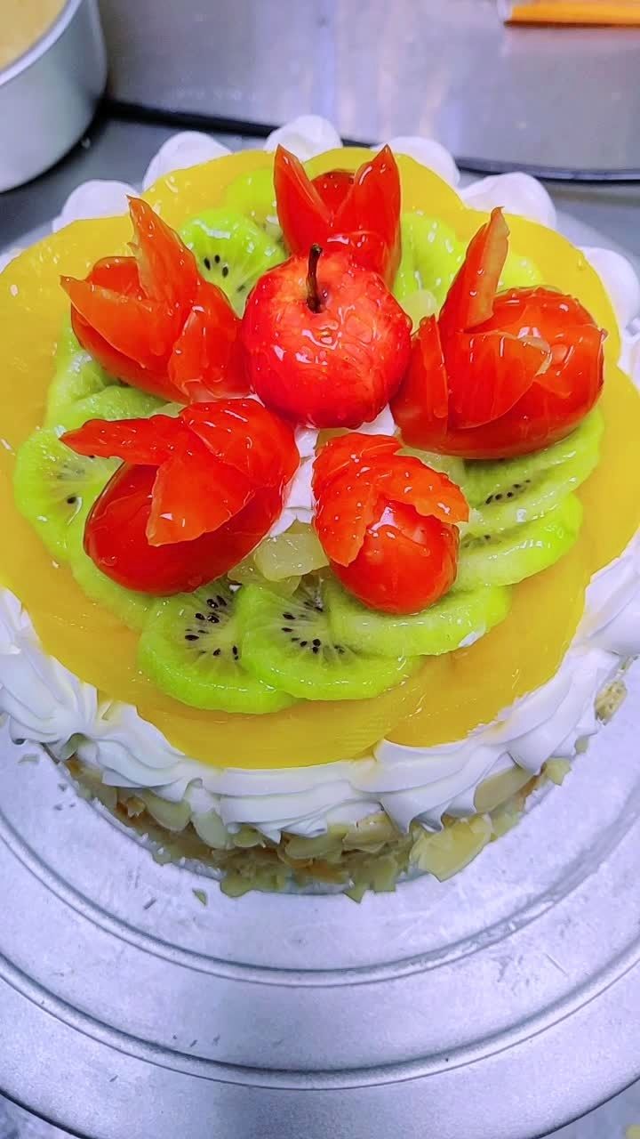 今天老公生日,自己做蛋糕总想多放点水果所以就不管造型啦97