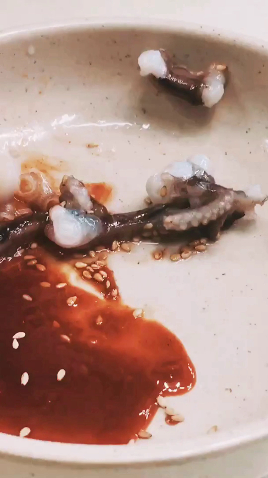 生吃活章鱼,感觉心情很惊悚!怎么说呢?生吞的感觉,刺激了!9899